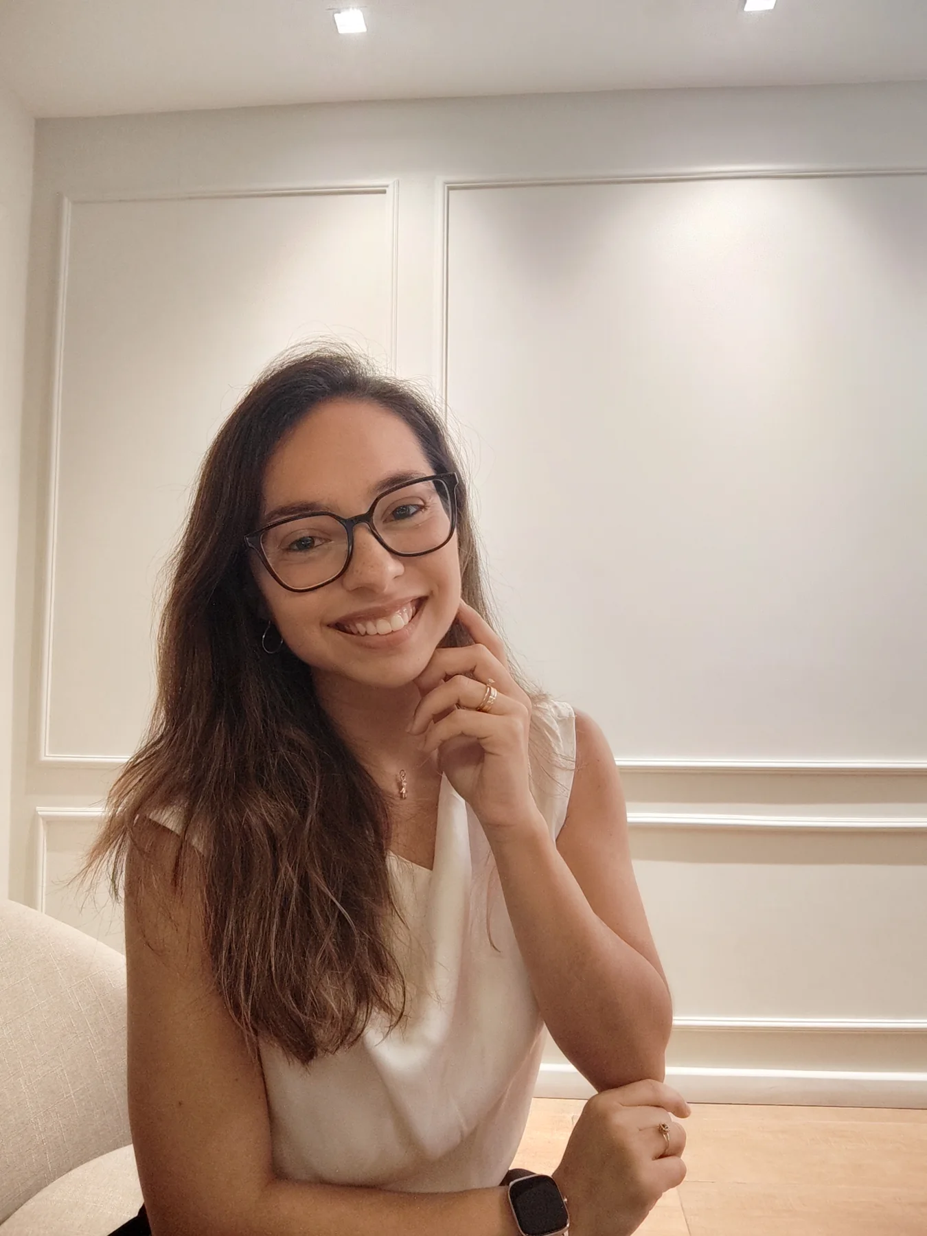 Juliane Ishimaru, psicóloga clínica, sorrindo em seu espaço de atendimento